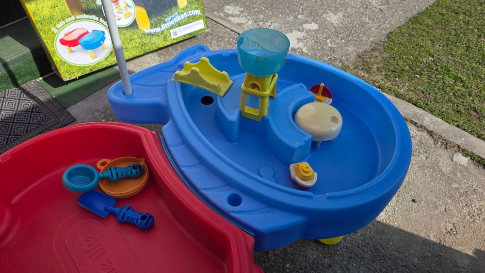 Masuta de joaca cu apa, nisip si umbrela - Little Tikes