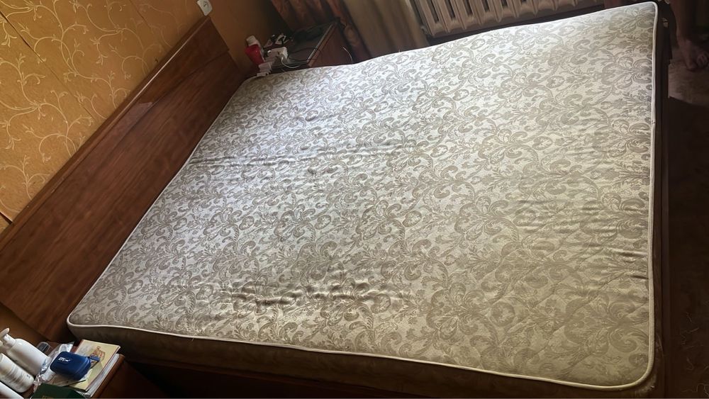Срочно продаю спальный гаринитур