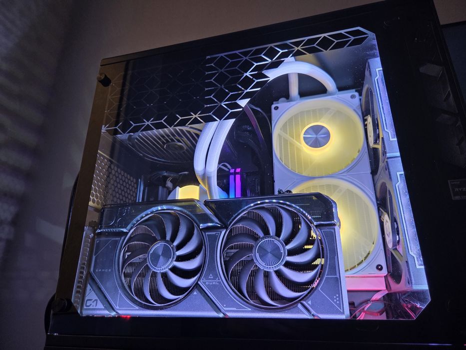 Геймърски комп.  RTX4070 32GB RAM 2 монитора