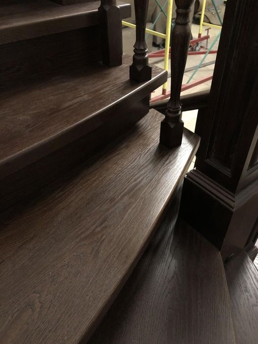 Лестница из дерева и дубовых инженерных панелей