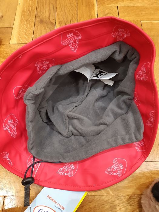 Продавам чисто нова водонепромокаема шапка. Размер 55/56.