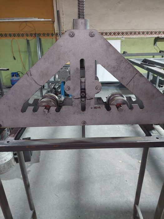 Машина за огъване на профилни тръби