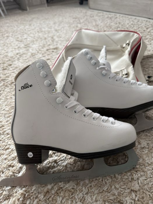 Коньки женские 31 и 34 размер в отличном состояние,