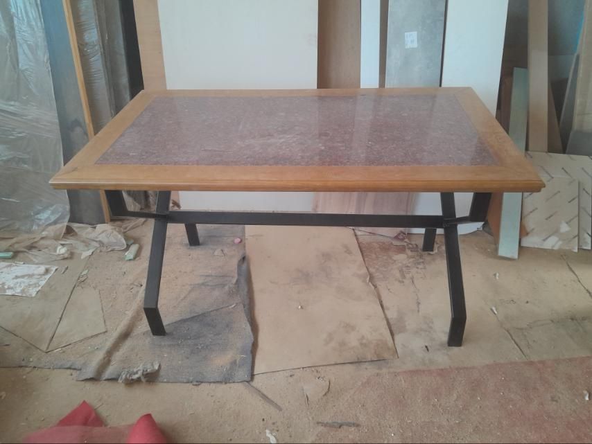 Продавам Нова маса за трапезария от Дъб и Гранит