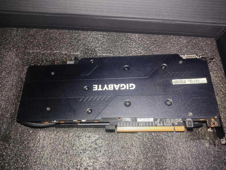 Продавам перфектна видеокарта Gigabyte RX 5700 8gb