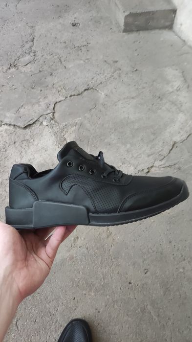 Кросовки Черные кожаные 42-43 Новые!