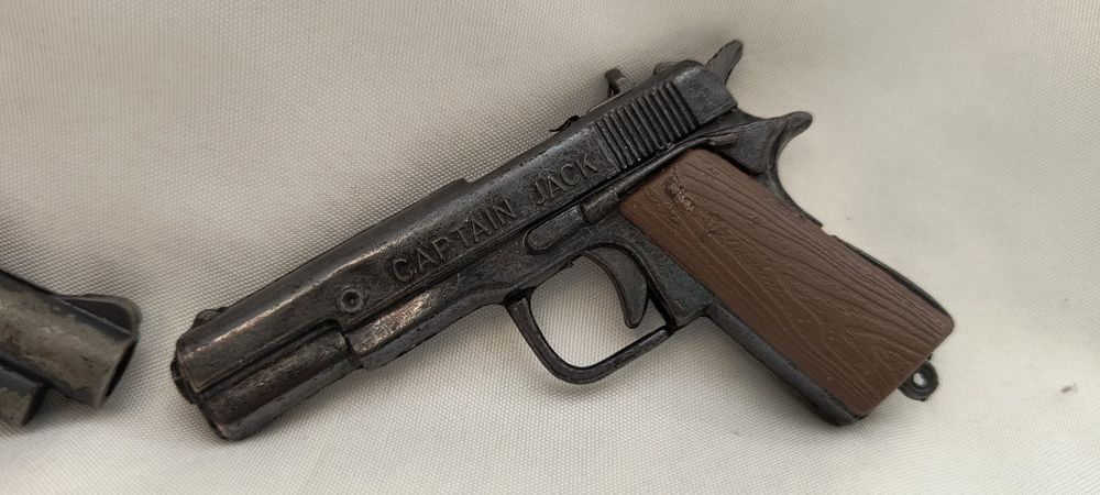 Метални пистолети с капси Colt   и 72 бр.капси