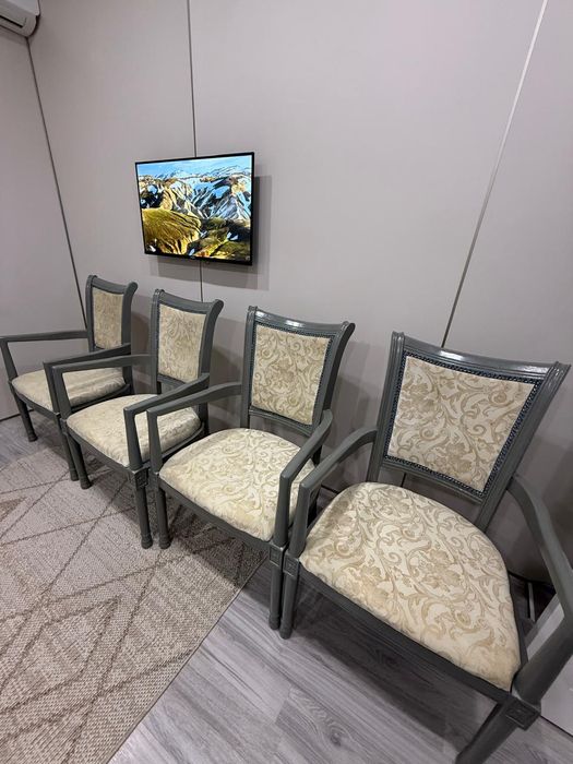 Стулья-кресла, натуральное дерево.