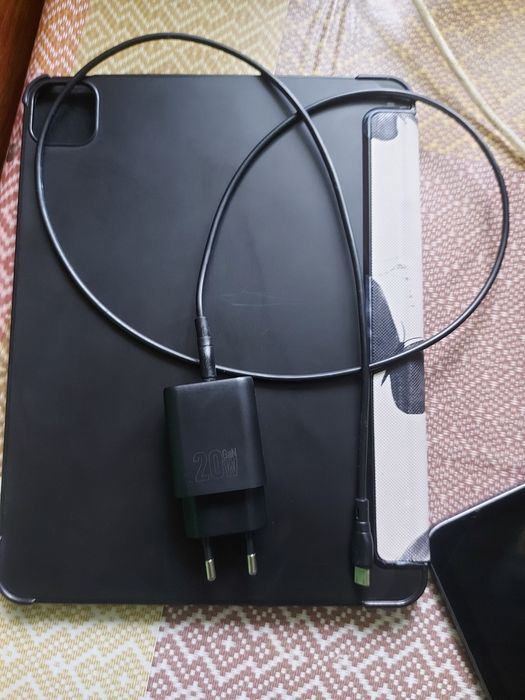 Vând schimb iPad pro 11 inch generația a 2-a cu 256 GB și RAM 6 GB