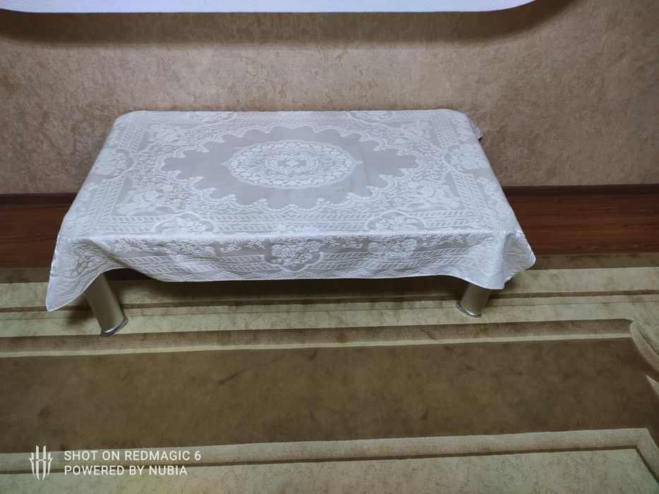 Стеклянный стол для гостиной