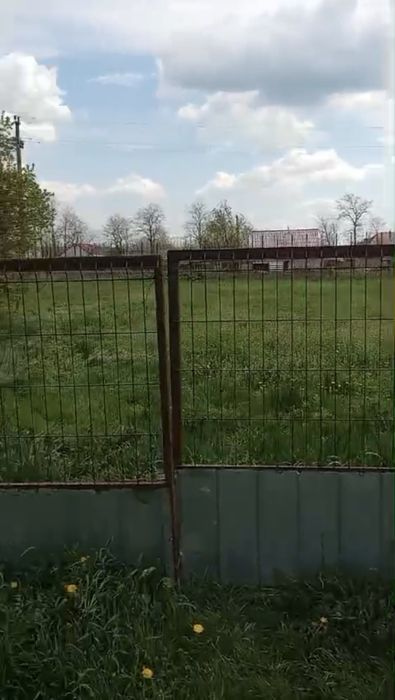 Constructie la rosu +teren 17 ari aproximativ