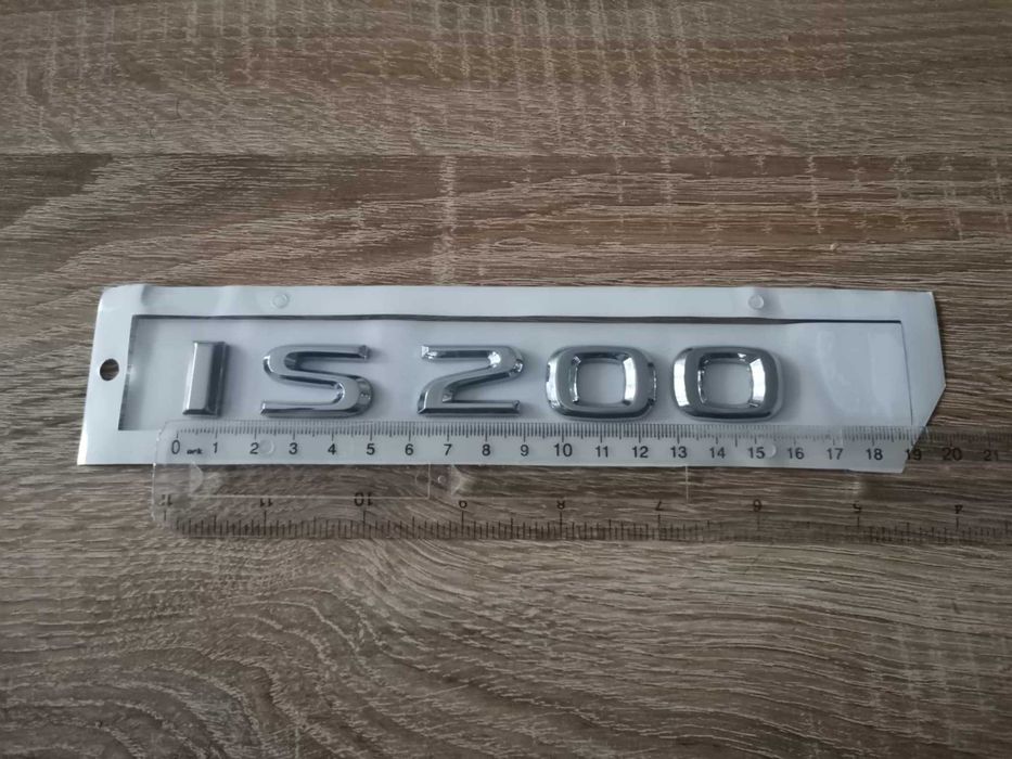 сребрист надпис Lexus IS 200