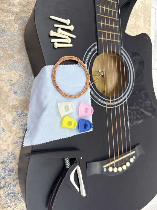 Гитара черная новый с чехлом