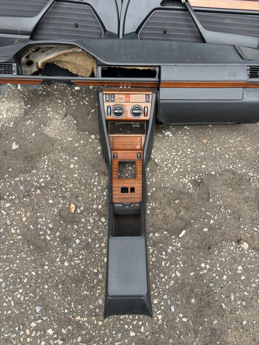 Мерседес 124 Торпеда панель борода дерево