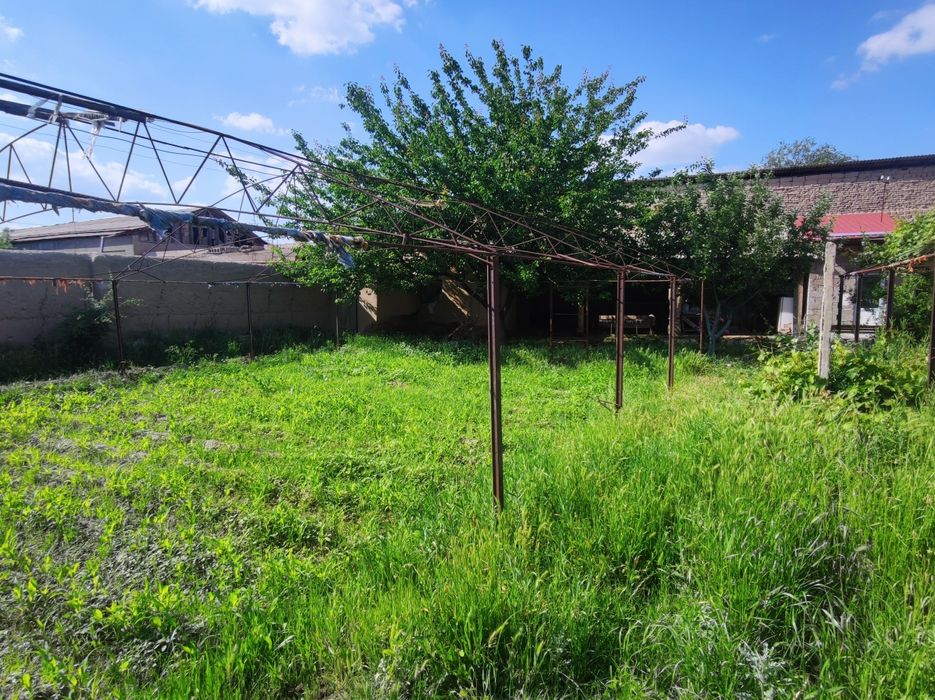 Yer sotiladi. Chortut. Koʻchani usti.