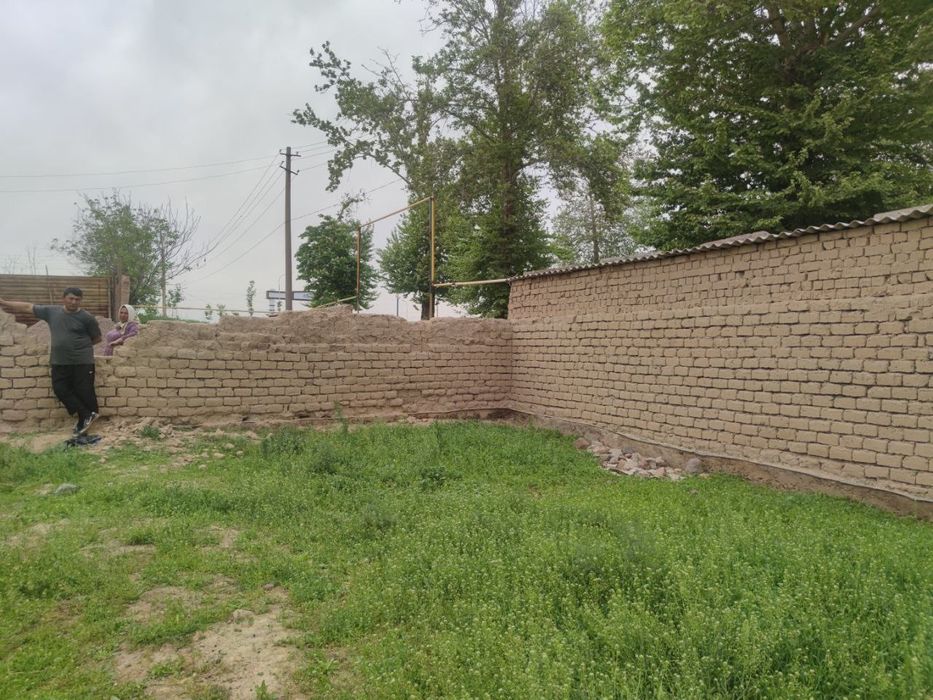 Srochna Ohangaron tumani Eyvalik MFY da joylashgan hovli uy sotiladi.