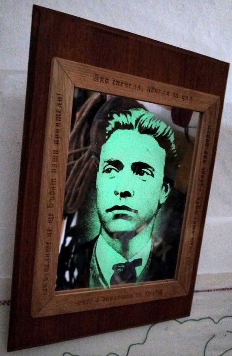 Светеща икона Христос, Васил Левски, Света Богородица, Светия Кръст,