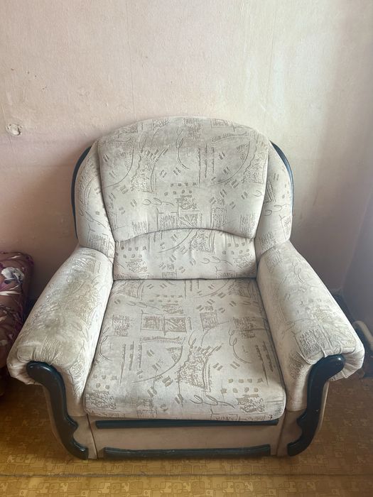 Кресло-кровать с подушками