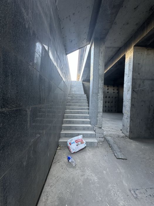 Юнусабадский район срочно продается цокольный этаж вдоль дороги 101 кв