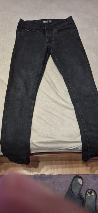 Vand blue jeans firma Cropp pt adolescenti.