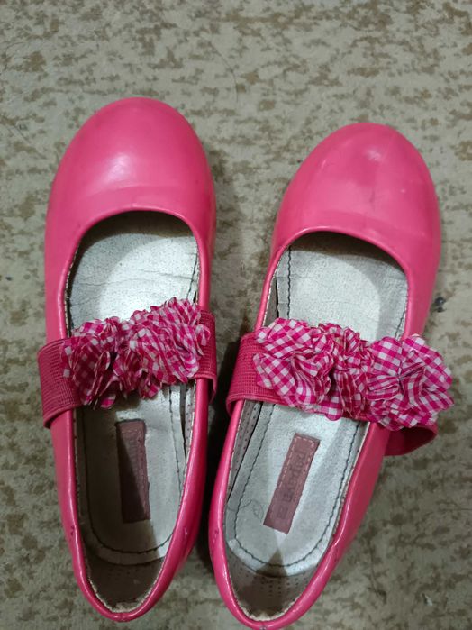 На девочку обувь