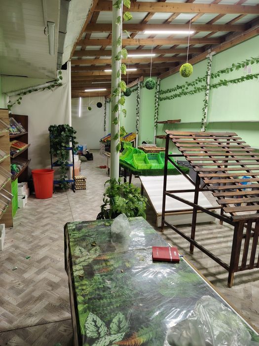 Сдается место 85кв магазинного типа 24/7