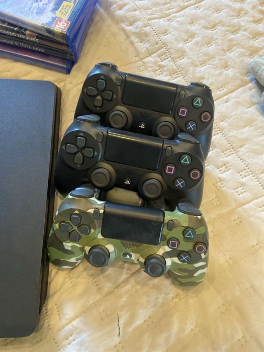 Продам PS 4 б/у.
