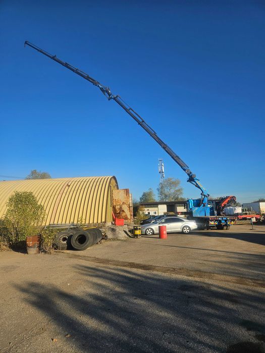 Камион с кран. Транспортни и товаро-разтоварни услуги.