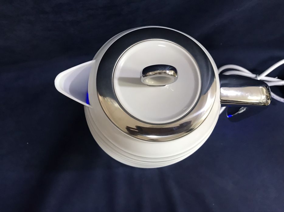 Електрическа кана Russell Hobbs