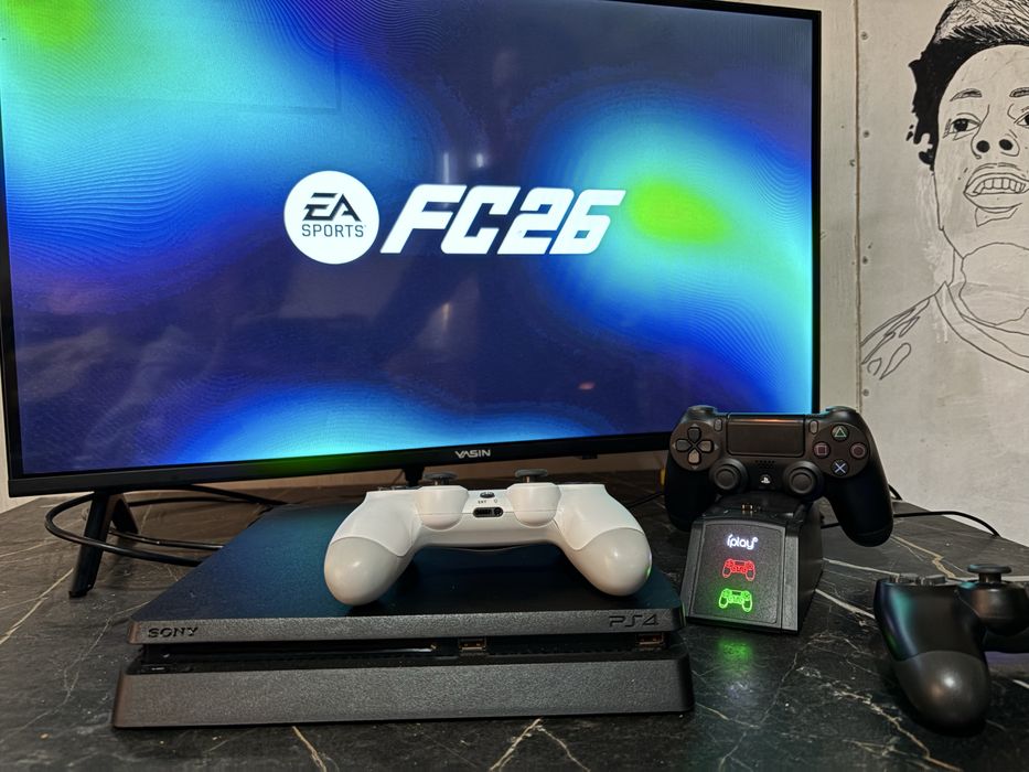 Продам новую  PS4 в отличном состоянии