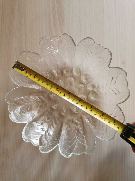 Порцеланови плата, стъклени фруктиери и сервиз за торта