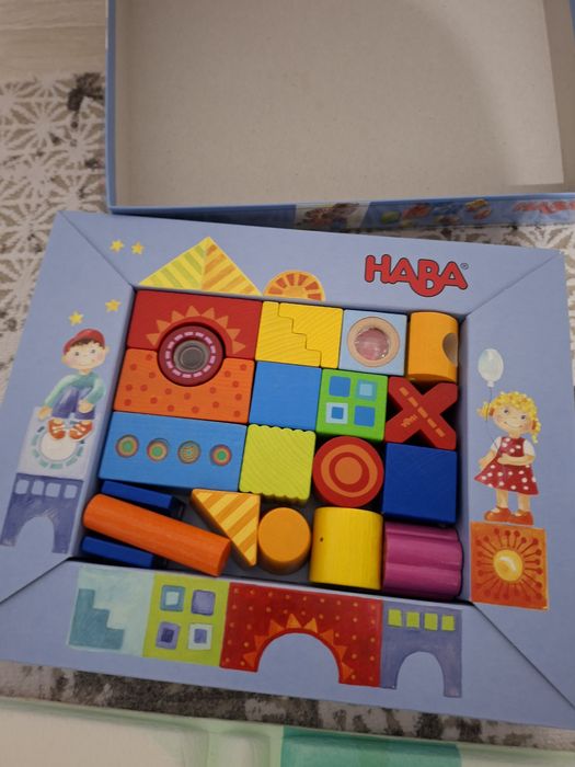 Joc interactiv cu piese din lemn