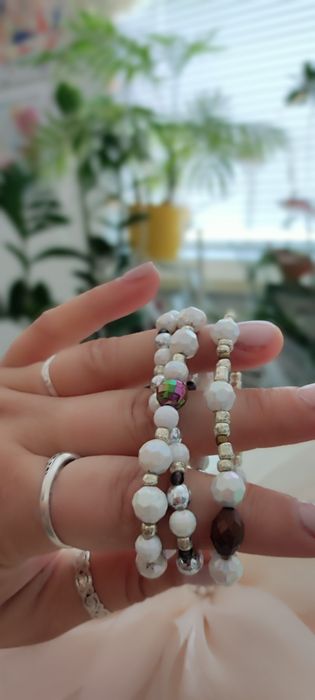 Летни гривни от мъниста бохо бяло черно синьо хендмейд ластични