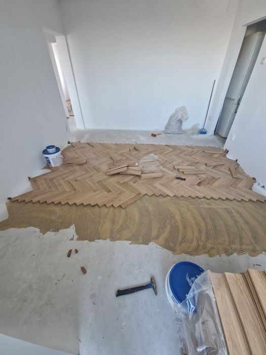 Reconditionare parchet, montaj plinte si parchet din lemn masiv.