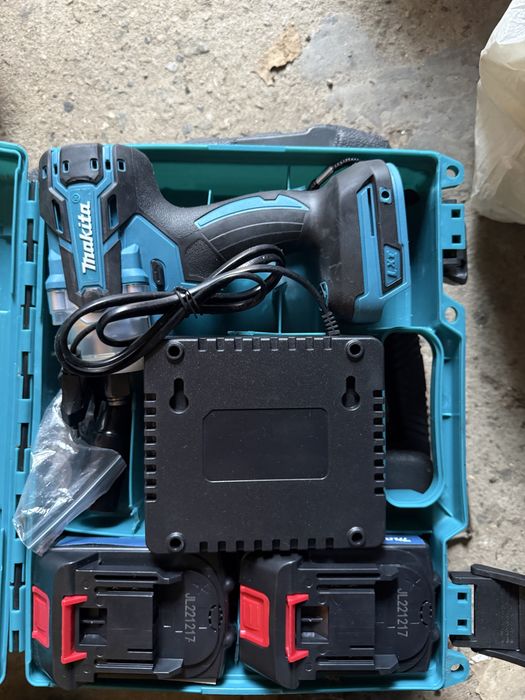 Masina de gaurit si insurubat cu percutie, Makita