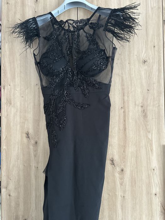 Rochie elegantă, midi, neagră cu pene si dantelă