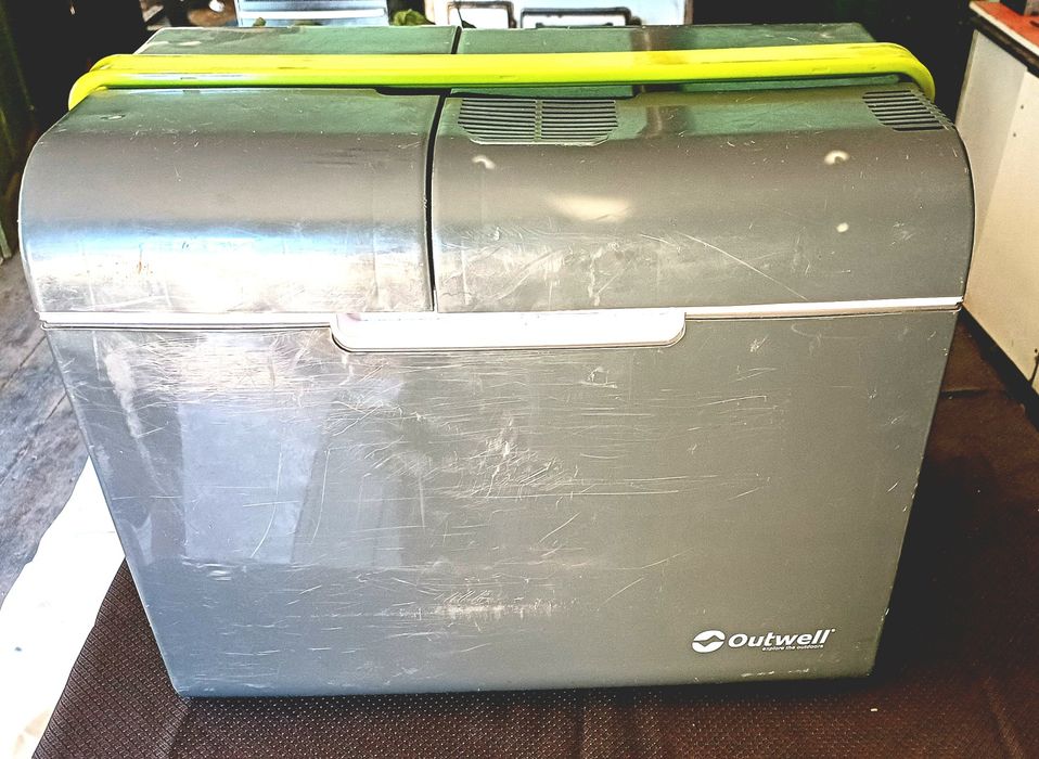 Ladă frigorifică Outwell 12V / 220V – răcire și încălzire – funcțională