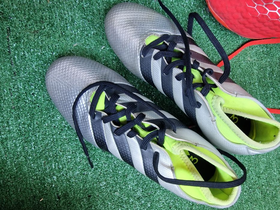 Футболни обувки/стоножки Nike 40 номер и Адидас 36 номер