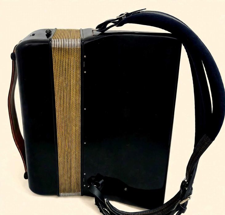 Vând  Acordeon Hohner Lucia 4 P cu  96 basi negru