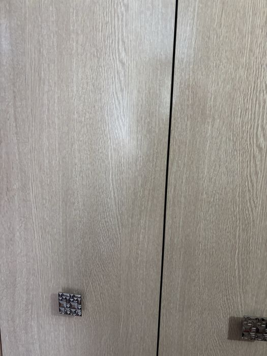 Платильный трехдверный шкаф