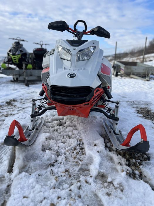 Snowmobil ski doo snowmobile turbo