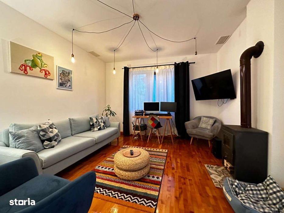 Proprietate independentă energetic format din 2 case si anexe