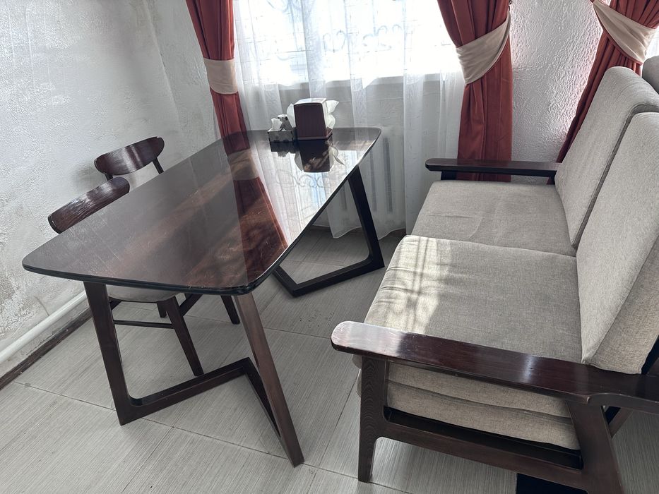 Стол со стульями и диван