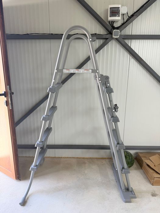 Продавам кръгъл сглобяем басейн Bestway Steel Pro Max