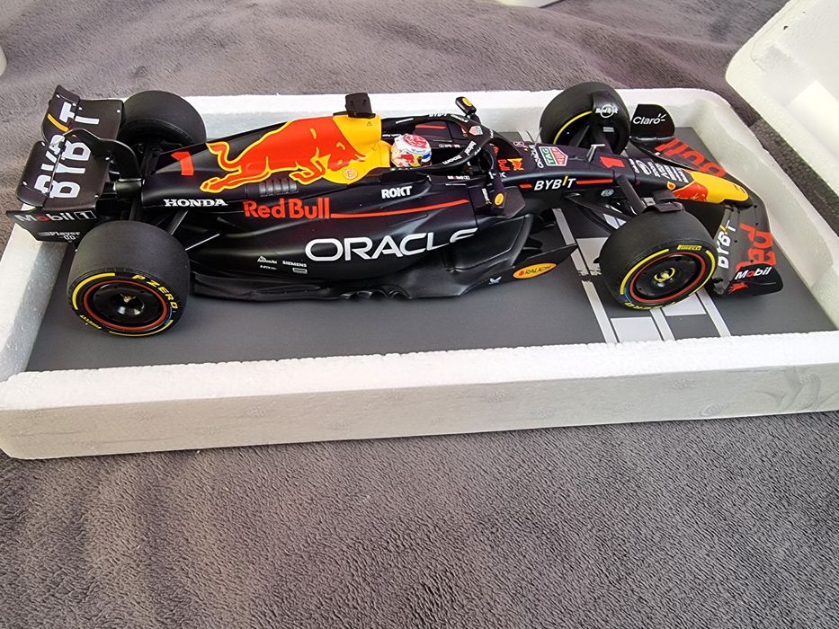 Red bull rb19 qatar 2023 Max Verstappen World Champion F1  minichamps