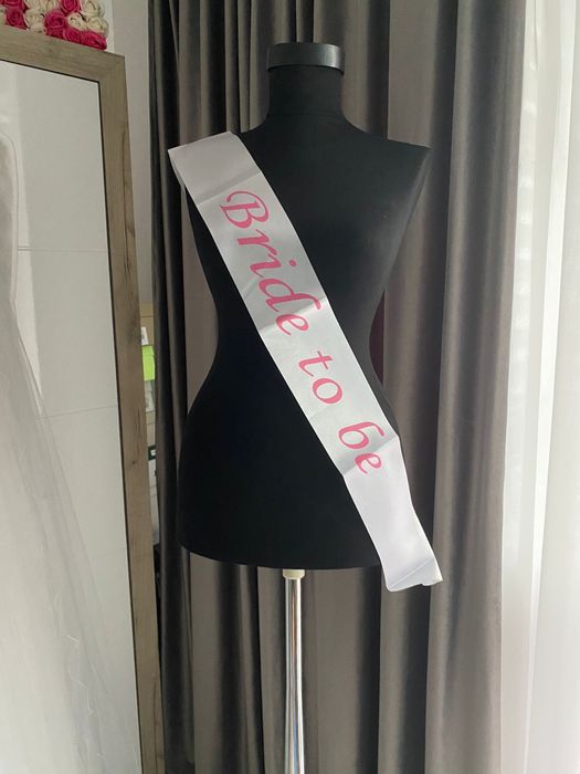 Inchiriez bust panou masuta cu oglinda