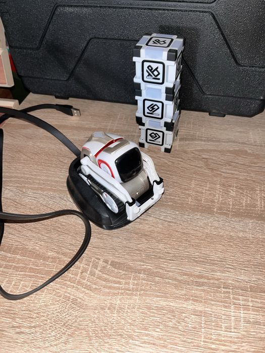 Vănd robot interactiv cozmo