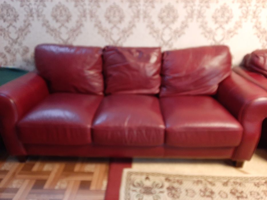 Диван кожаный с креслом