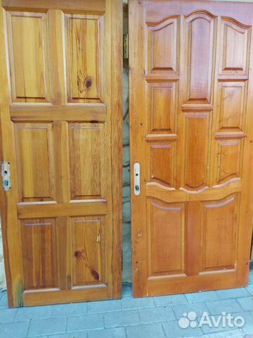 Деревянная входная дверь.