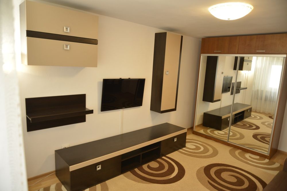 Calea 13 Septembrie, stradal, Apartament 3 camere, decomandat, 2 bai, hol H, bloc an 2000